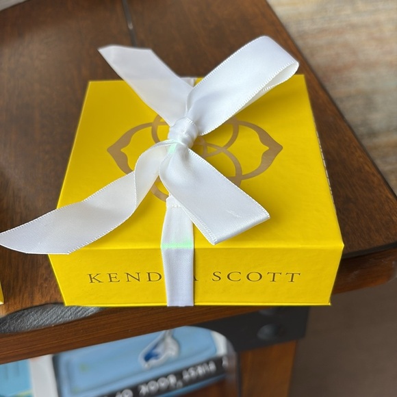 Small Kendra Scott‎ Gift Bag and Box - Picture 7 of 8